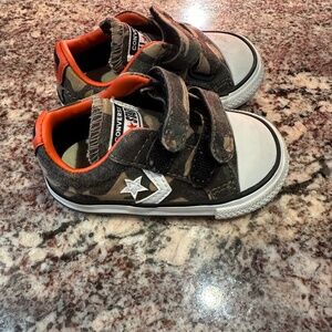 Converse baby/toddler camo size 4